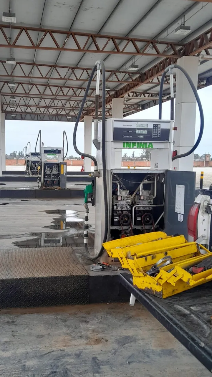 Servicio electromecánico en isla de carga